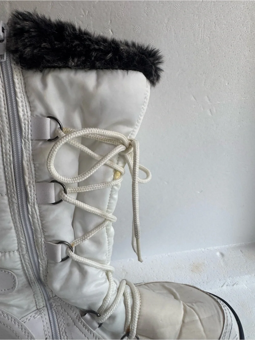 Nature Breeze White Winter Lace-Up Boots with Black Faux Fur Trim